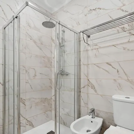 Modern 2br With Balcony In By Lovelystay Apartment